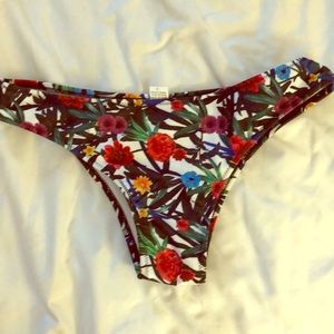 NWOT-Hawaiian print bikini bottom